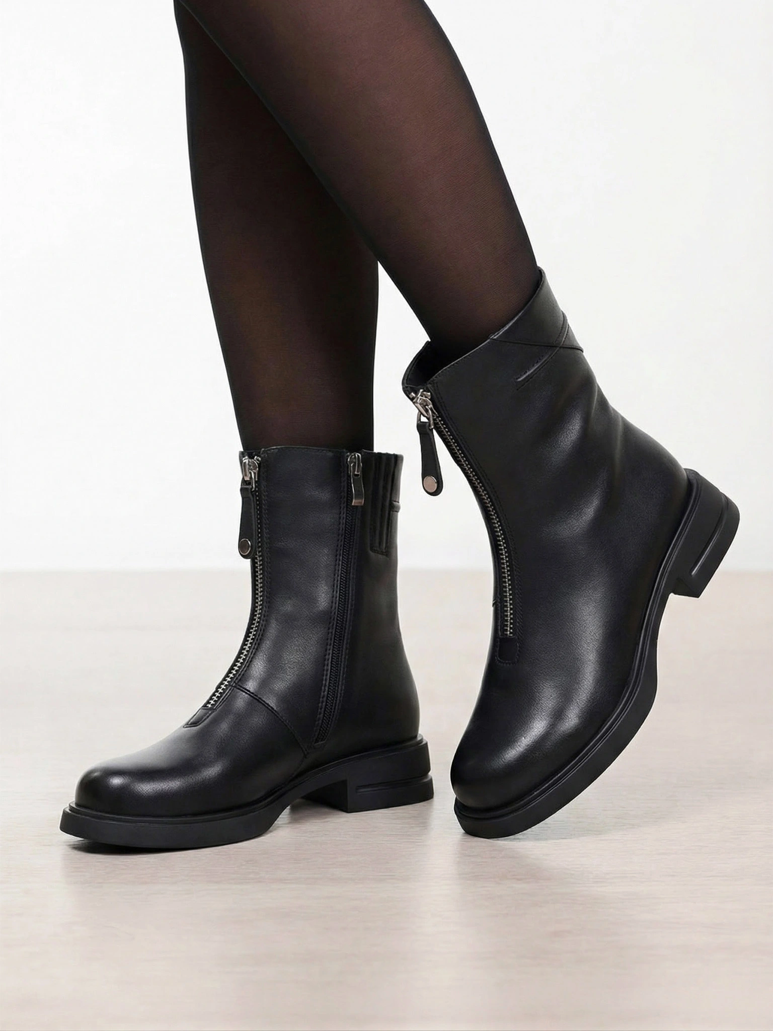 Ботинки черного цвета с декоративной молнией спереди